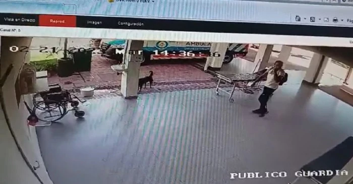 Momento en el que una persona ingresa a la sala de médicos.